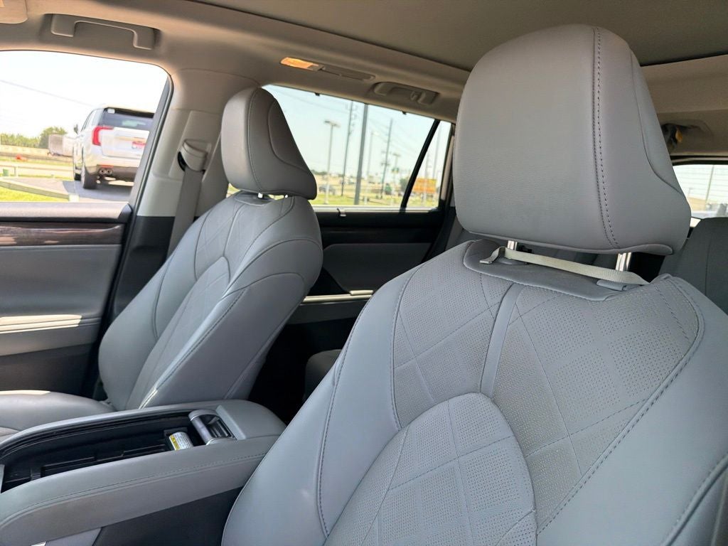2021 Toyota Highlander Hybrid Platinum