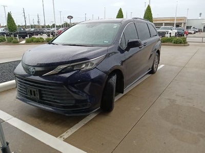 2022 Toyota Sienna LE 8 Passenger