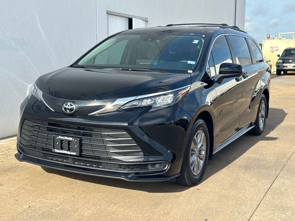 2026 Toyota Sienna LE 8 Passenger