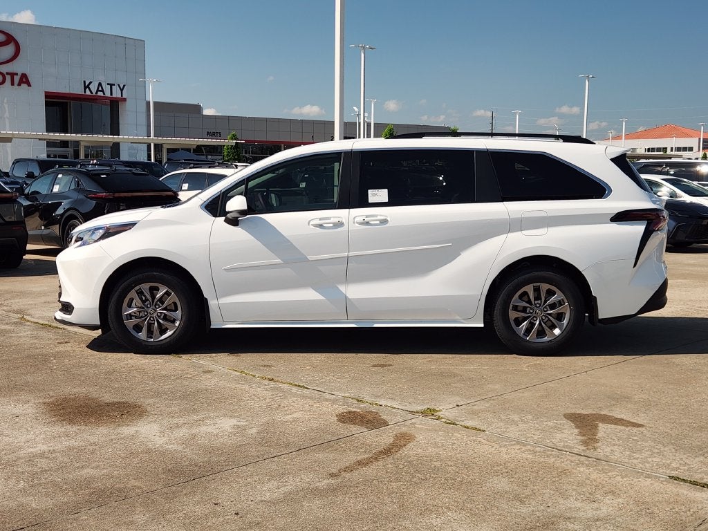 2026 Toyota Sienna LE 8 Passenger