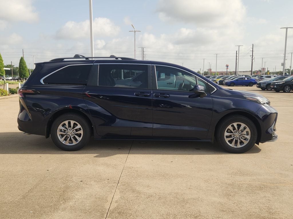 2026 Toyota Sienna LE 8 Passenger