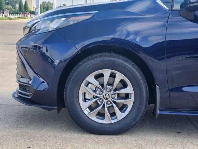 2026 Toyota Sienna LE 8 Passenger