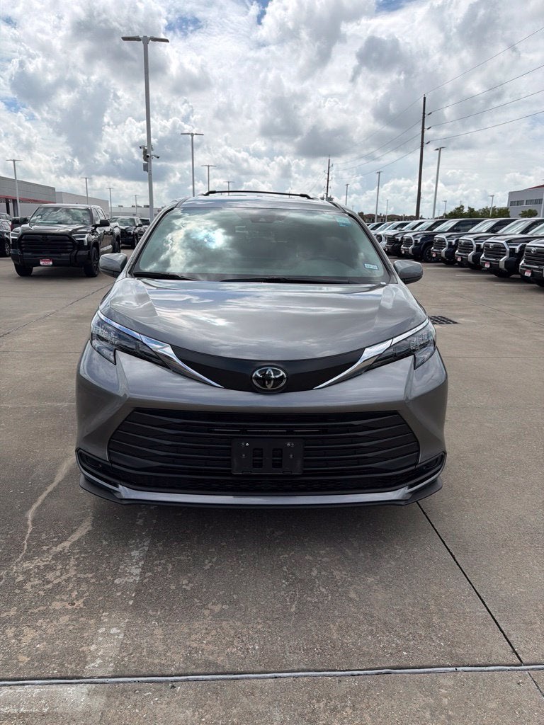 2026 Toyota Sienna LE 8 Passenger