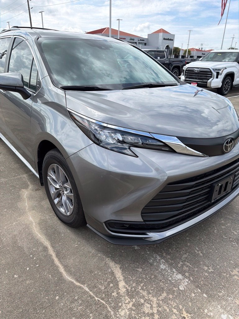 2026 Toyota Sienna LE 8 Passenger