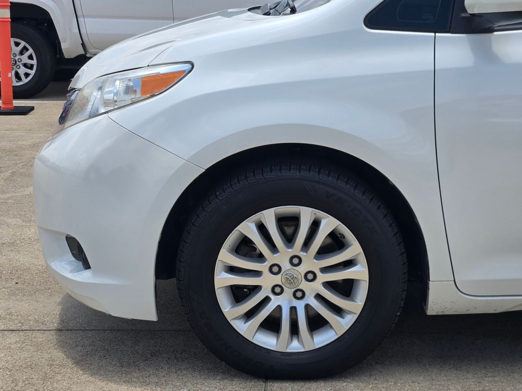2016 Toyota Sienna XLE 8 Passenger