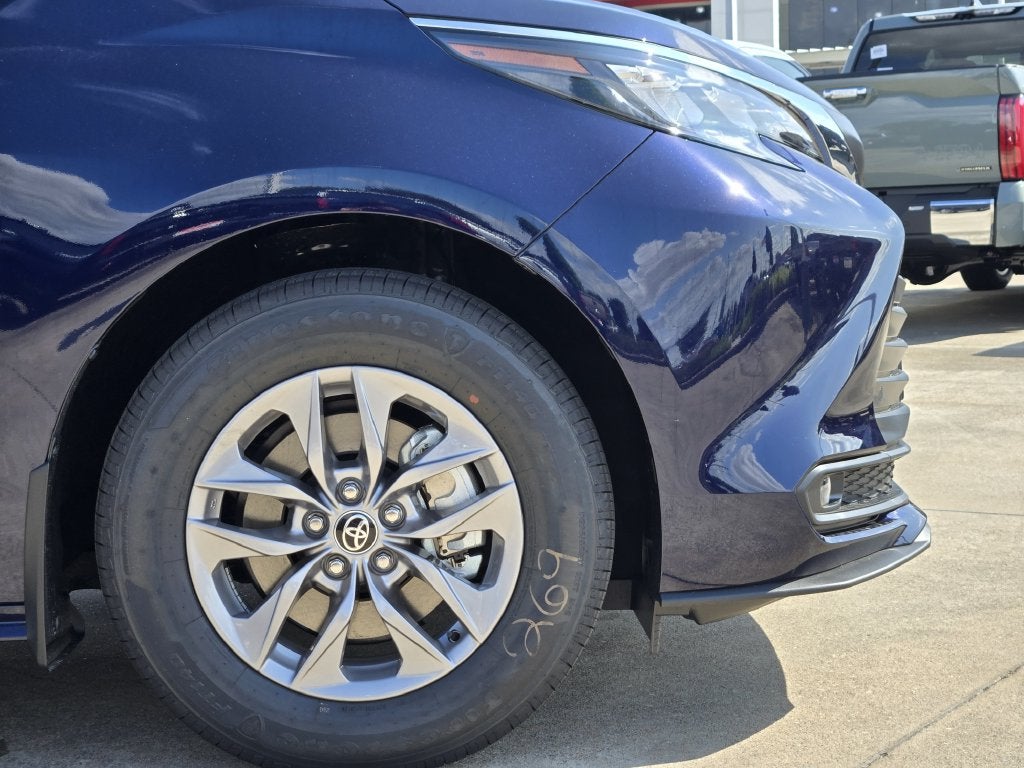 2026 Toyota Sienna XLE 8 Passenger